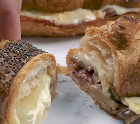 Croissant recheado e topping de chia