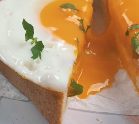 Tosta com ovo estrelado