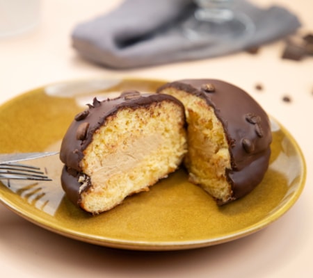 Bola de Berlim de café com topping de chocolate