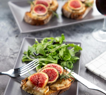 Bruschetta de Queijo Chèvre e Figo Preto