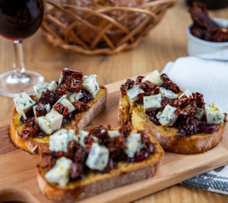 Bruschetta de Queijo Azul e Tomate Seco
